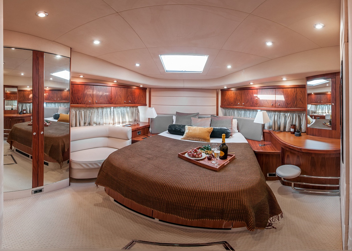 Аренда моторной яхты Sunseeker 70 в Москве - VIP каюта